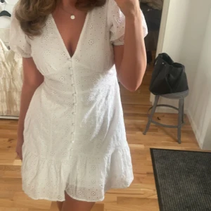 Klänning - Vit klänning från gina tricot i storlek 36/s, använd till studenten men går att använda nu i sommar eller liknande💕