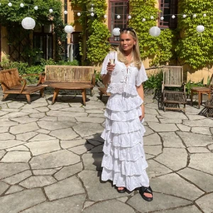 Vitt Set - Suuuperfint set med fina detaljer!!! Kjol 34 & Topp 36