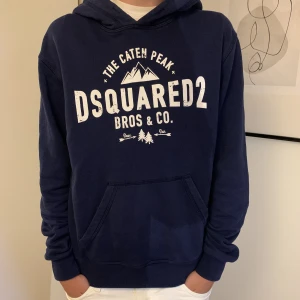 dsquared hoodie - riktigt fet hoodie, väldigt bra cond, storlek 14y!