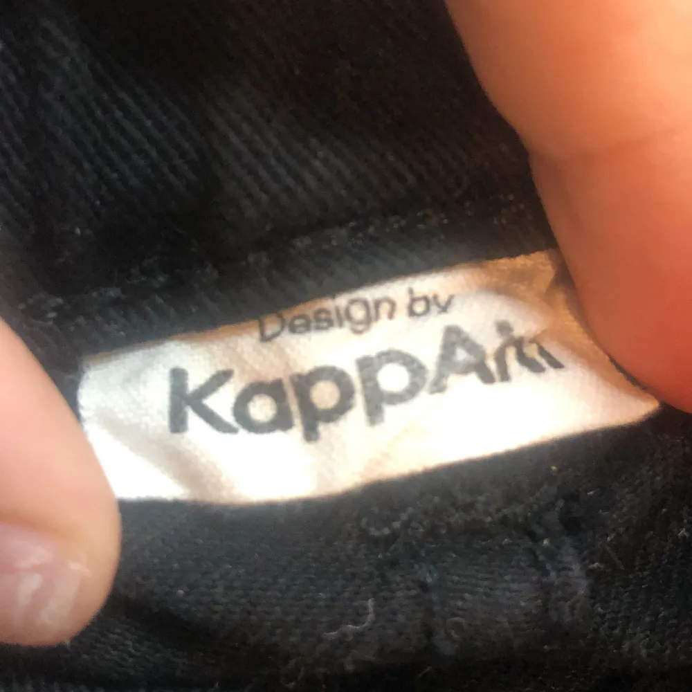 Säljer ett para svarta jeans shorts för kommer inte till användning längre❤️  Storlek 146  Från Kappahl . Shorts.