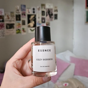 Essnce Cozy Goddess - Säljer parfym från Essnce i doften Cozy Goddess! Doftar såå gott men kommer inte till användning för min del🫶🏼❤️‍🔥 endast testad