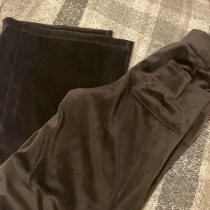gina tricot byxor - mjukis byxor från gina i stolek xs, jätte fina och sköna. obs-snörena saknas🤎