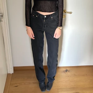Weekday jeans   - Säljer mina svarta jeans från Weekday i modellen Rail. Jag har de i storlek W26 och L34. Super sköna, snygga, enkla att styla och bra kvalitet. Skriv privat för frågor eller fler bilder💞