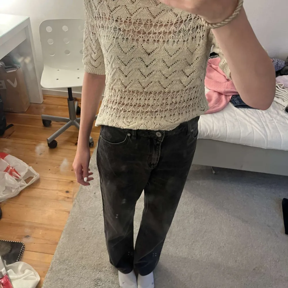 Dessa jeans från A-brand💞 Säljer då de inte längre är min stil💞 Köptes för 1000kr men säljer för 300kr i väldigt bra skick💞. Jeans & Byxor.