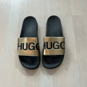 Hugo Boss tofflor  - Storlek 44. Använda enstaka gånger. Använder ej, därför jag säljer.