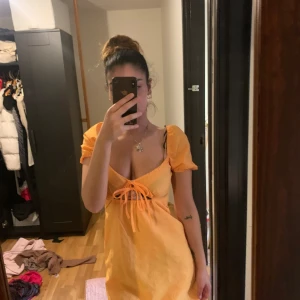 Klänning - Orange sommar klänning inte tjock tyg bra för värme, helt ny oanvänd 