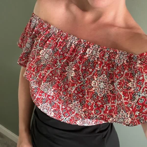 Mönstrad topp - Mönstrad off-shoulder topp från Hollister, väldigt bra skick! 