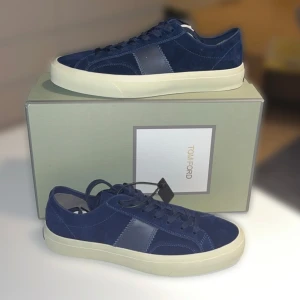 Tom Ford Cambridge Sneakers - Riktigt schysta märkesskor som är lätta att matcha och som sticker ut lagom mycket. Mörkblå mocka och läder med schysta detaljer. Sköna och ganska tunna så perfekta nu under sommaren. Dustbag & box medkommer. TTS storlek.