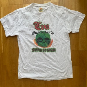 Eva skateboards tshirt - Tshirt från eva skateboards i stolek M!