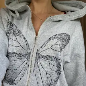 Så fin sipphoddie med glitter fjäril! 🦋 