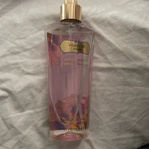 Victorias secret parfym - Säljer denna victoria secret forever pink parfymen!  MER än halva kvar  Spray saken är sönder men går frf få ut parfym via den, man kan även byta till en annan
