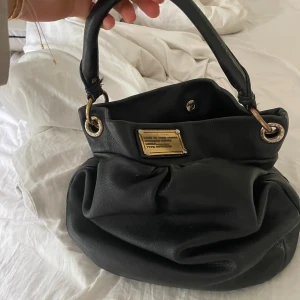 Marc Jacobs väska  - Svart och rymlig marc Jacobs väska i äkta läder🫶🏻