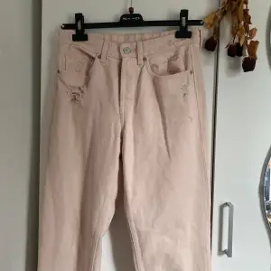 Jättesöta rosa boyfriend jeans från h&m med snygga detaljer! De är knappt använda och är i nyskick.