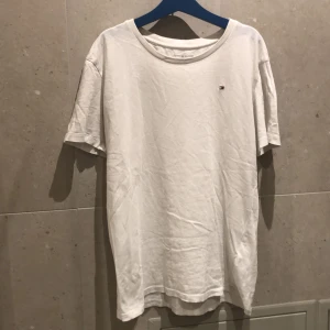 Tommy hilfiger t-shirt - Hej! Säljer denna t-shirt som jag har växt ur. Storleken är 140-152 och den är perfekt för sommaren.