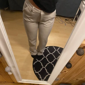 Lågmidjade kostymbyxor  - Super snygga lågmidjade beige/vita kostymbyxor🌸Super sköna! Dom är långa på mig som är 160🌸 Knappt använda så i nyskick🌸