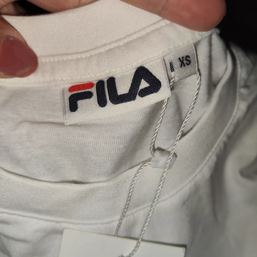 Helt ny ÄKTA NY Fila t-shirt. Strl XS men passar även en Smal. ✨Hämtas i Skåre,elr skickas mot fraktkostnad✨  -Kika gärna in mina andra annonser-. T-shirts.