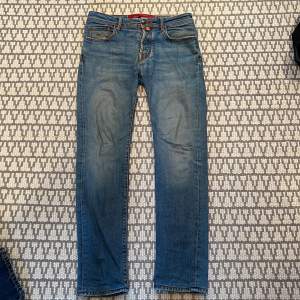 Sjukt snygga jacob cohen jeans som knappt kommit till användo!! De är ljusblåa som passar perfekt dör sommaren!! Köpta för 3500 för cirka 1 år sedan. Det förekommer skavanker men inget som påverkar. Vid fler frågor är det bara o skriva!