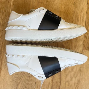 Valentino skor - Säljer nu mina superfina Valentino skor som jag köpte på NK i Stockholm för 6000kr. Kvitto, box, dustbag och snören tillkommer med köper! Superbra skick fortfarande men kommer inte till användning så mycket. Kom gärna privat för frågor eller bilder!❤️