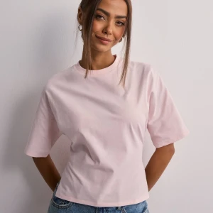 T-shirt med öppen rygg  - Säljer ”Open Back Tie Tee” från nelly i rosa. Säljer den då den inte kommer till användning 💕köparen står för frakt 