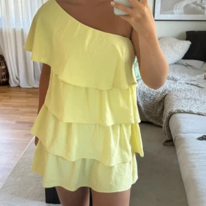 Zara klänning  - Populära gula klänningen. Säljer endast vid bra bud🫶🏻 Lägg prisförslag eller skriv privat för att buda🩷 