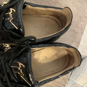 Giuseppe Zanotti frankie size 43  - Äkta Giuseppe Zanotti skor frankie. Svart och storlek 43. 8/10 skick, hälen på insidan är lite sliten. Finns kvitto och box. 