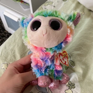 GOSSEDJUR TILL SALU 🧸🤎 - •2 TY gossedjur till salu• 1 har lapp kvar som går att tas bort• räven har 1 hål som hag försökte sy igenom för ett tag sen, därför sänks priset på den• kom med pris privat • pruta pris!! • mer bilder privat• bra skick förutom rävens hål•