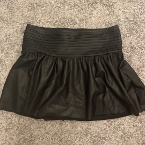 Jätte gullig skinn kjol - Säljer min skinn kjol då den  inte kommer till användning, prislappen sitter kvar och är aldrig använd. Är i storlek 164 men passar mig som vanligt vis har storlek XS eller S.
