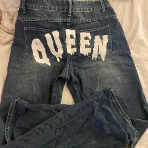 Ett par baggy jeans där det står Queen där bak, dom är använda ett antalgåmger men väldigt bra skick!😊❤️