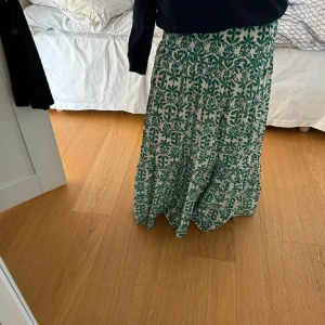 Zara kjol - Kjol från zara i strl xs men passar även s/m🩷🩷inte mycket använd så i väldigt fint skick🤍💞Lånade bilder, skriv om ni vill ha egna bilder☺️