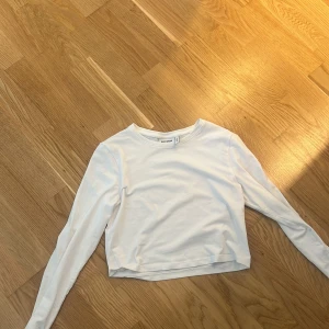 Kroppad långärmad topp  - Supersöt vit långärmad topp från Weekday. I gott skick. Storleken är M men skulle även passa S tycker jag💕
