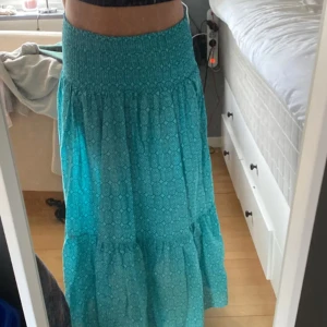 Långkjol från zara - Superfin säljer då den är för liten för mig som brukar ha M/38 köpt för ca 450kr båda dem första bilderna är lånade !!