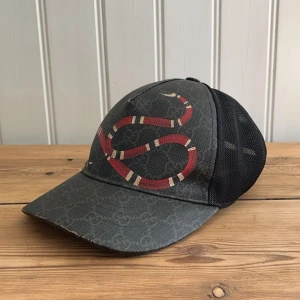 Gucci Snake Keps - Hej! Säljer nu min Gucci Snake keps då den var för liten. Den är i bra skick och använd fåtal gånger i min ägo. Det är storlek XS men sitter som S. Tänker mig 2000kr för den. Gucci-Påsen medföljer. Hör av er vid frågor!