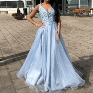 Festklänning - Blå festklänning i storlek 34.  