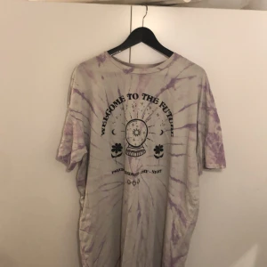 Lila tie dye tshirt  - Lila tie dye tshirt med psychic/spå print, storlek L men passar mer XL/XXL plus att den är väldigt lång, säljer pga inte min stil  OBS den vita färgen har blivit lite grå men inget man tänker på 