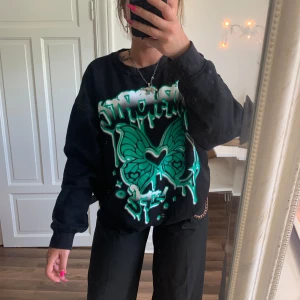 Tröja med grönt tryck  - Snygg tröja med grönt tryck, från h&m