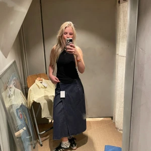 Jeanskjol  - Sååå fin omlott jeanskjol i storlek 28, säljer då den är lite liten för mig🥲 aldrig använd med prislapp kvar. Lågmidjad❤️