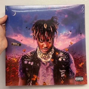 Rare Limited Edition Juice WRLD Vinyl - Hej! Säljer denna oöppnad legends never die vinylen som jag köpte på 999’s drop när LND släpptes. Det är ett perfekt samlar objekt för den som älskar Juice WRLD, och har bara stigit i pris under åren jag haft den 