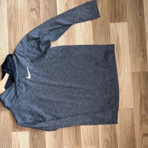 Hoodie träning - Nike träningströja Storlek 12-13 år Tunn och extremt skön Inga tecken på användning Pris kan diskuteras vid snabb affär