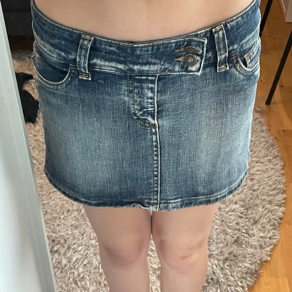 Jätte fin mini jeans kjol I side M (medium), fast liten i storlek! köpt 2023 i affären ’Subdued’. Original pris : 500kr. Kjolar.