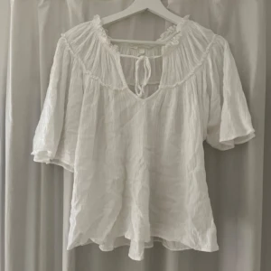 Blus - Blus med knytning och detaljer❤️❤️