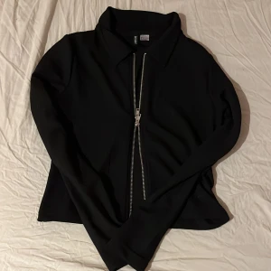 Tröja från H&M - En lite ribbstickad tröja från H&M. Superfin men kommer inte till användning längre. Den är i storlek M, men är ganska kort i storlek