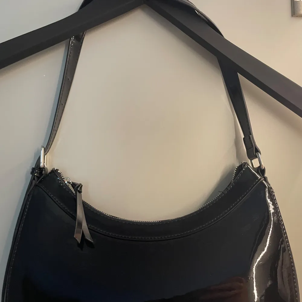 Kommer i fint skick. Sparsamt använt en säsong. Nypris 399kr. . Laukut & Käsilaukut.