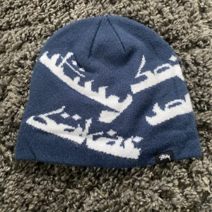 Stüssy Bakar beanie - En riktigt skön blå mössa med vit text från en Stüssy collab med Bakar. Mössan är väldigt sälsynt och är i bra skick. Självklart äkta. Skriv pm för frågor eller fler bilder