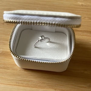 Silverring med diamant - Supersöt silverring i bra skick!💕 obs asken kommer inte med