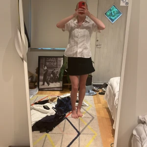 vit skjorta - säljer då den inte kommer till användning! använd gärna ”köp nu” funktionen❤️