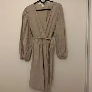 Linneomlottklänning, köpt på H&M. Storlek S, använd vid ett tillfälle! Som ny!  160kr, köparen står för frakten🤎🫶🏼