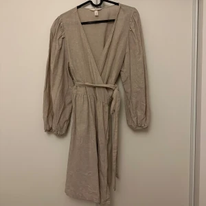 Linneklänning  - Linneomlottklänning, köpt på H&M. Storlek S, använd vid ett tillfälle! Som ny!  160kr, köparen står för frakten🤎🫶🏼