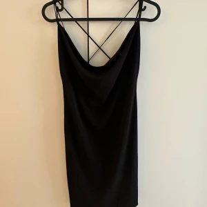 Svart festklänning från bershka  - Öppen i ryggen