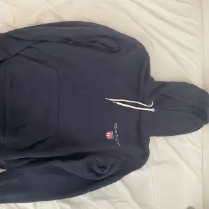 Gant hoodie, storlek M, nytt skick använd max 5 gånger har bara legat i garderoben 