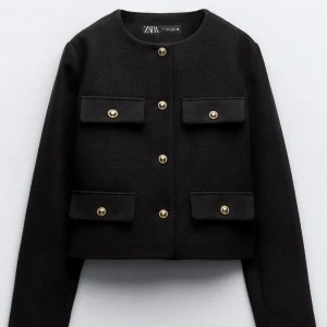 Zara, S - Säljer denna ”jacka” från zara i strl S, aldrig använd. Prislappen hänger kvar!🌸🩷 Köpte den för 499kr!🩷
